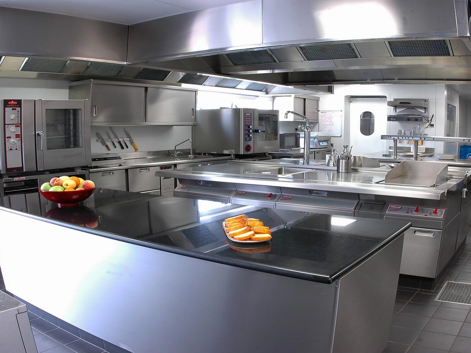 Vue d'ensemble d'une cuisine professionnelle