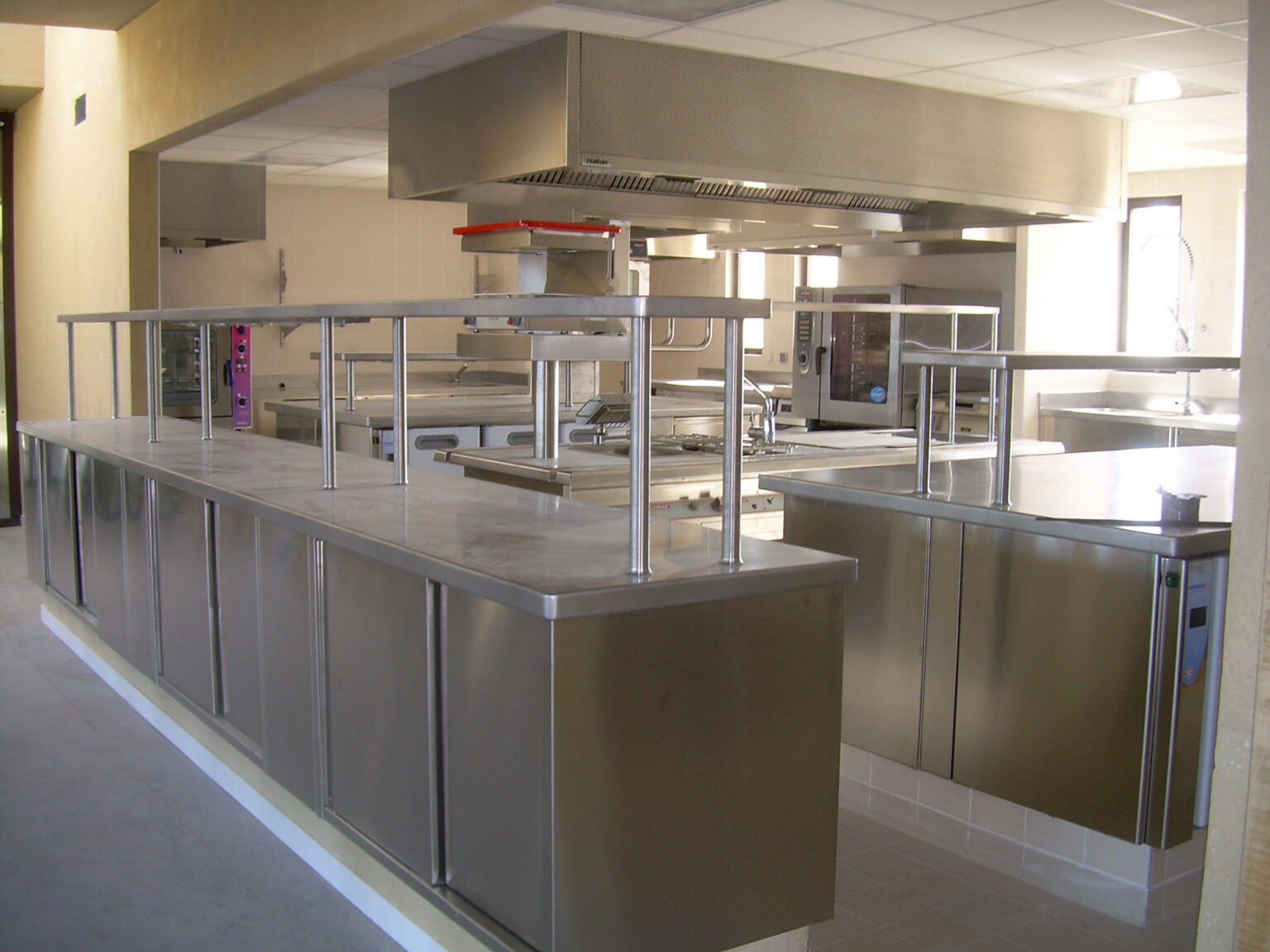 Ligne de service d'une cuisine collective