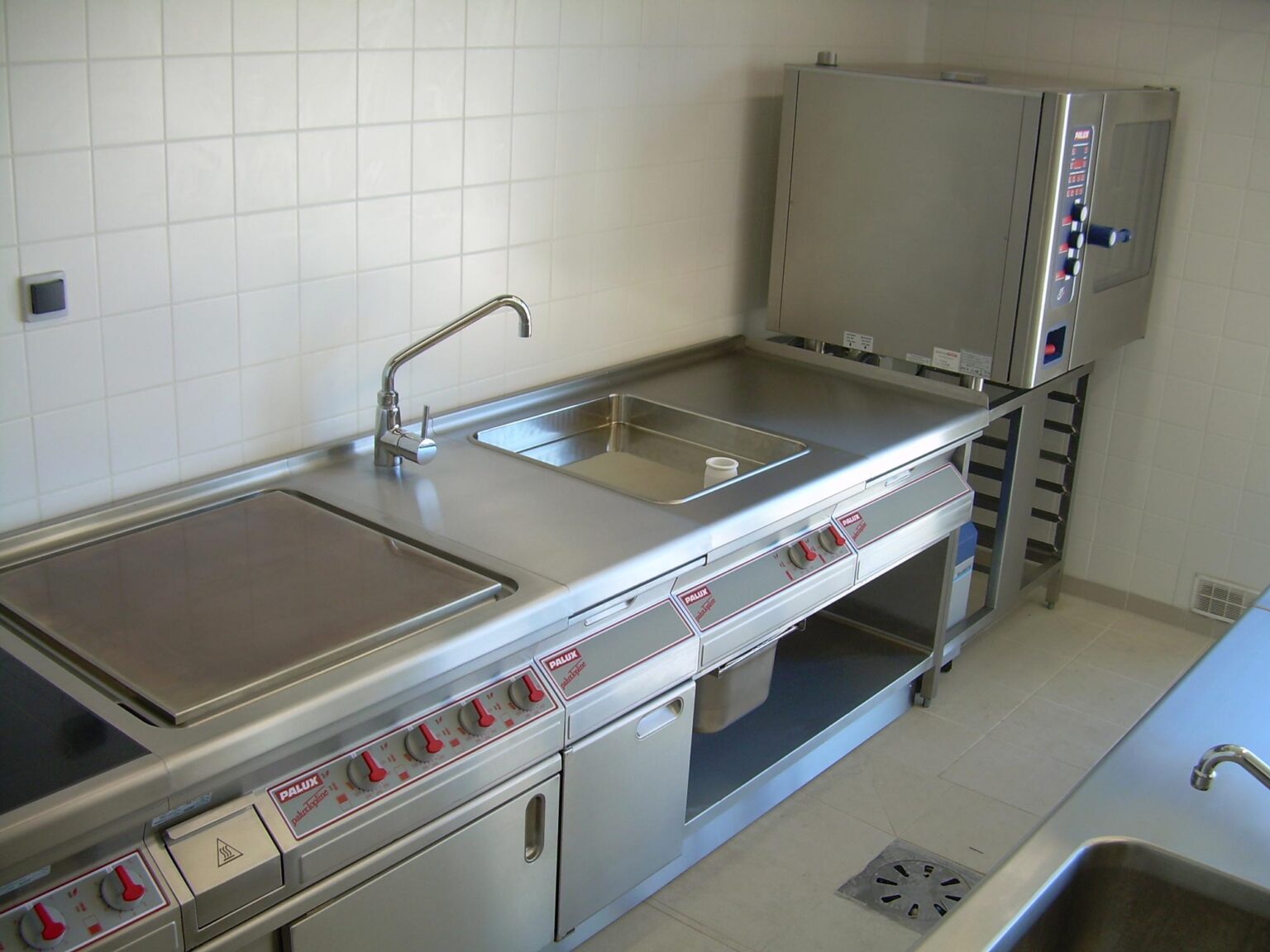Poste de cuisson avec une plancha